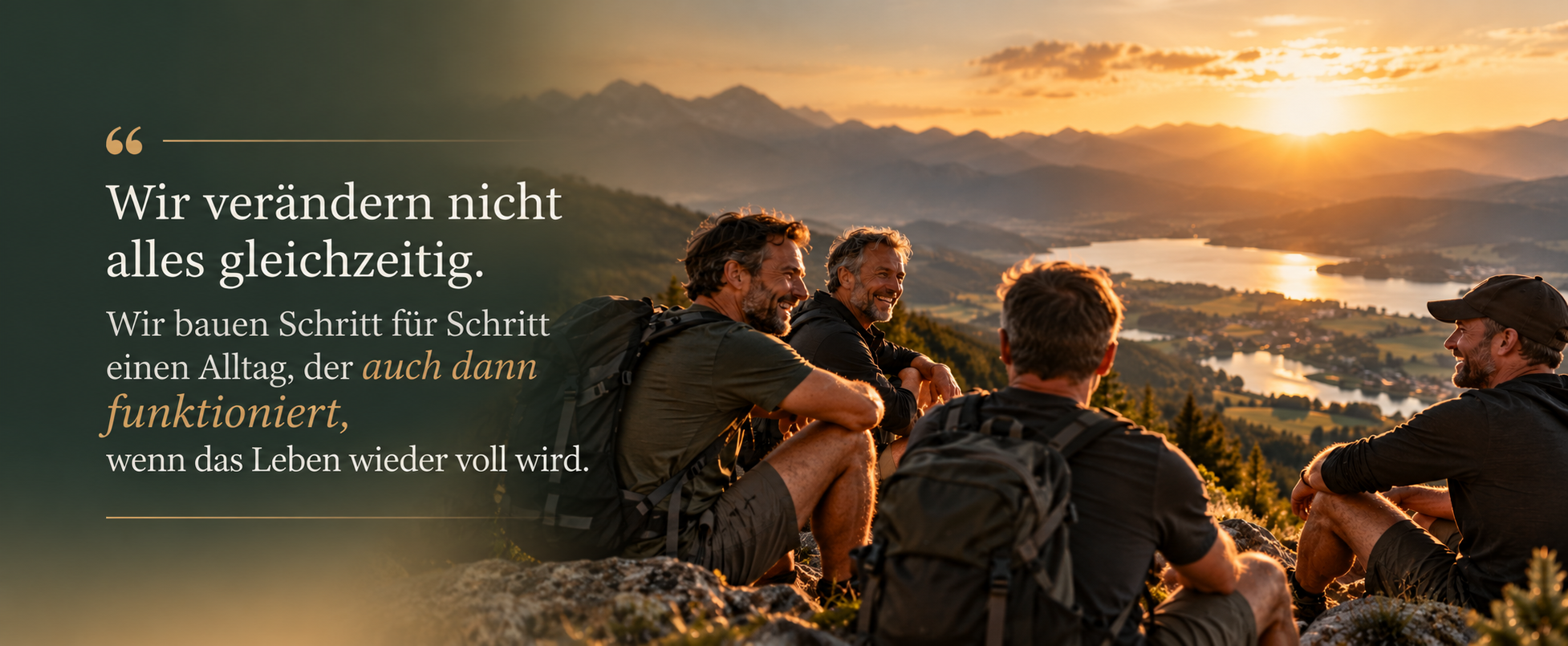 Vier Männer genießen gemeinsam den Weitblick in die Berge – Schritt für Schritt zu einem Alltag, der funktioniert.