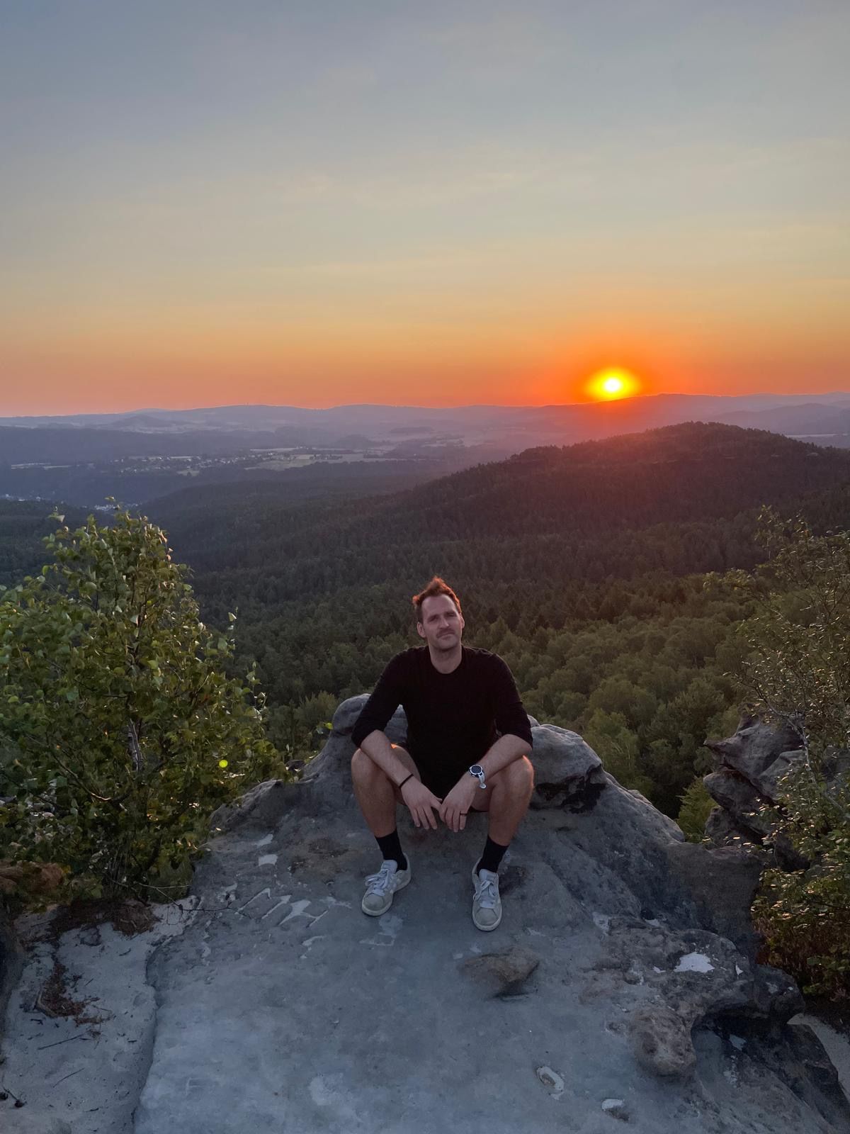 Christoph in der Natur bei Sonnenuntergang